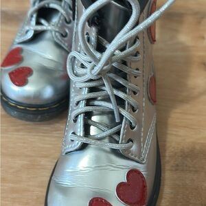Dr. Martens Kids Silver Heart Boots toddler 9